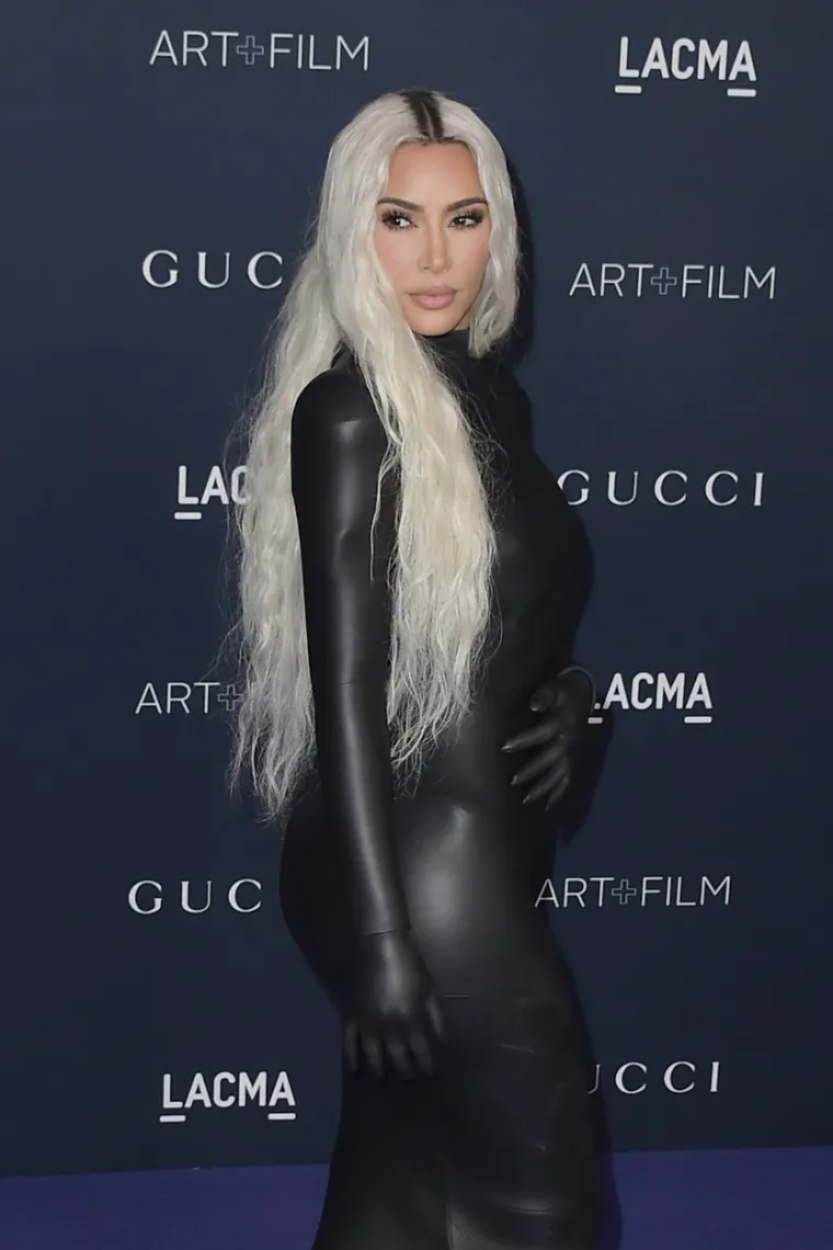 Kardashianka i Karleuša osvanule u sličnim haljinama, fanovi JK poručili da joj Amerikanka nije ni dok koljena: 'Ma koja Kim...'