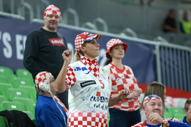 Kraljice šoka imale su veliku podršku navijača, ali na tribinama je bio i jedan Mađar koji je 'opakim' pogledom ukrao svu pažnju