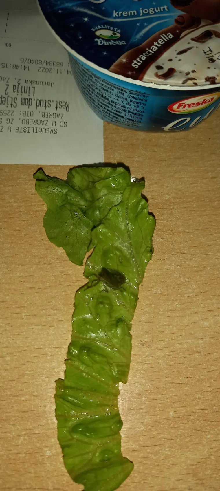 Leonarda kaže da je sve bilo u restoranu 2 na Savi prije dva dana. S cimericom je išla jesti, a na njenom tanjuru su primjetile kukca koji je bio na salati. Nisu se obraćale nikome iz razloga što znaju da se ništa ne poduzima.
