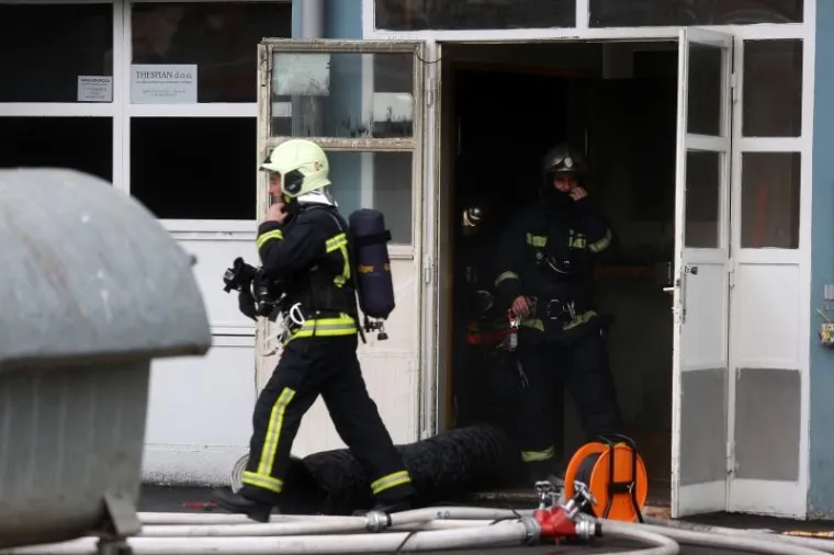 Požar na Malešnici: Vatrogasci spasili 11 stanara i dva psa