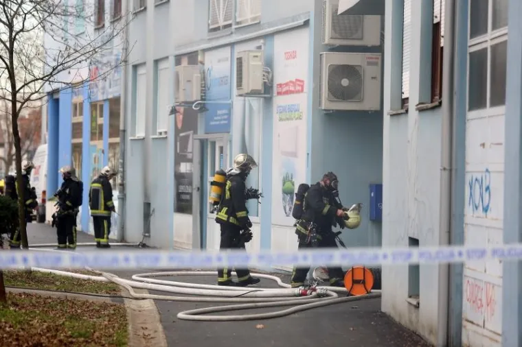 Požar na Malešnici: Vatrogasci spasili 11 stanara i dva psa