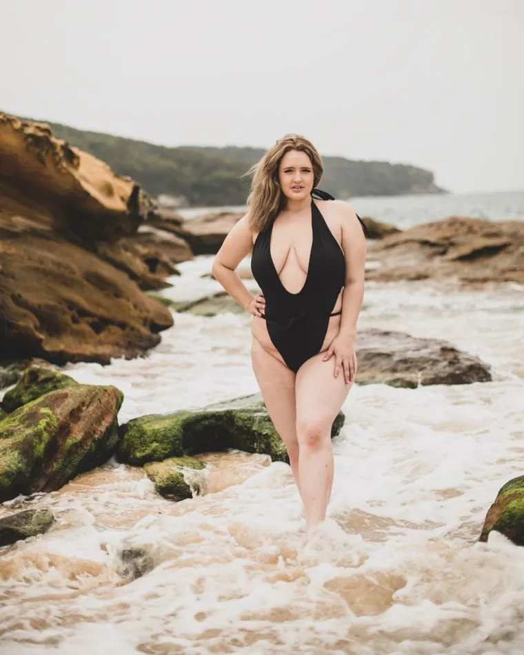 ZBOG OVIH FOTOGRAFIJA TROLOVI JOJ PRIJETE SMRĆU: Da, ima višak kilograma. Da, pozirala je gola. Ali tolika količina mržnje...