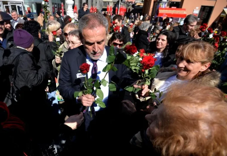 Povodom obilježavanja Dana žena, predsjednik Stranke rada i solidarnosti Milan Bandić, zajedno s aktivisticama Foruma žena Stranke rada i solidarnosti, na glavnom zagrebačkom trgu dijelio je ruže.