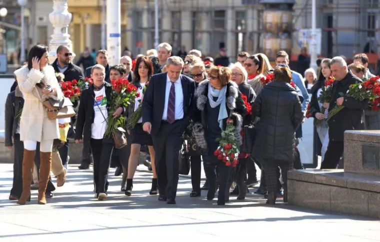 Povodom obilježavanja Dana žena, predsjednik Stranke rada i solidarnosti Milan Bandić, zajedno s aktivisticama Foruma žena Stranke rada i solidarnosti, na glavnom zagrebačkom trgu dijelio je ruže.