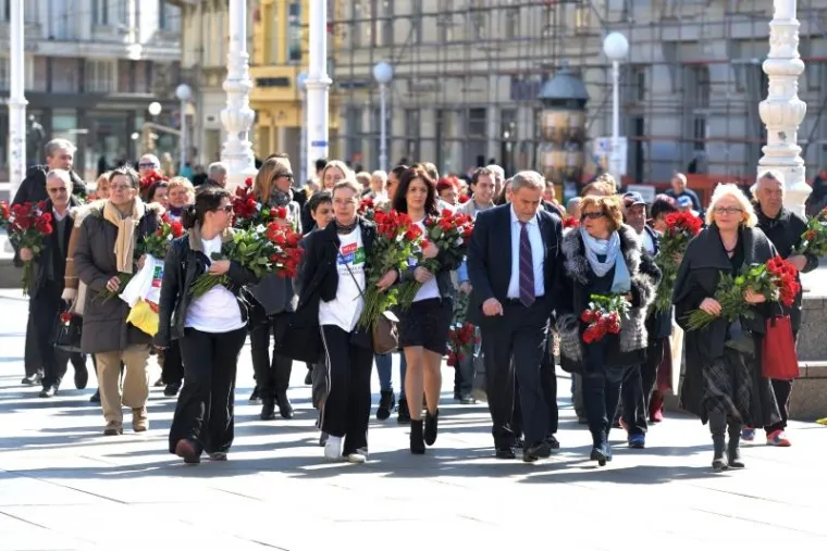 Povodom obilježavanja Dana žena, predsjednik Stranke rada i solidarnosti Milan Bandić, zajedno s aktivisticama Foruma žena Stranke rada i solidarnosti, na glavnom zagrebačkom trgu dijelio je ruže.