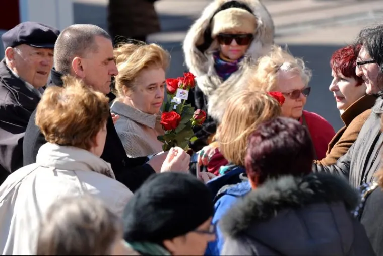 Povodom obilježavanja Dana žena, predsjednik Stranke rada i solidarnosti Milan Bandić, zajedno s aktivisticama Foruma žena Stranke rada i solidarnosti, na glavnom zagrebačkom trgu dijelio je ruže.