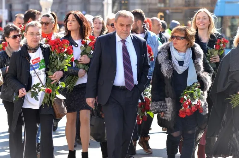 Povodom obilježavanja Dana žena, predsjednik Stranke rada i solidarnosti Milan Bandić, zajedno s aktivisticama Foruma žena Stranke rada i solidarnosti, na glavnom zagrebačkom trgu dijelio je ruže.