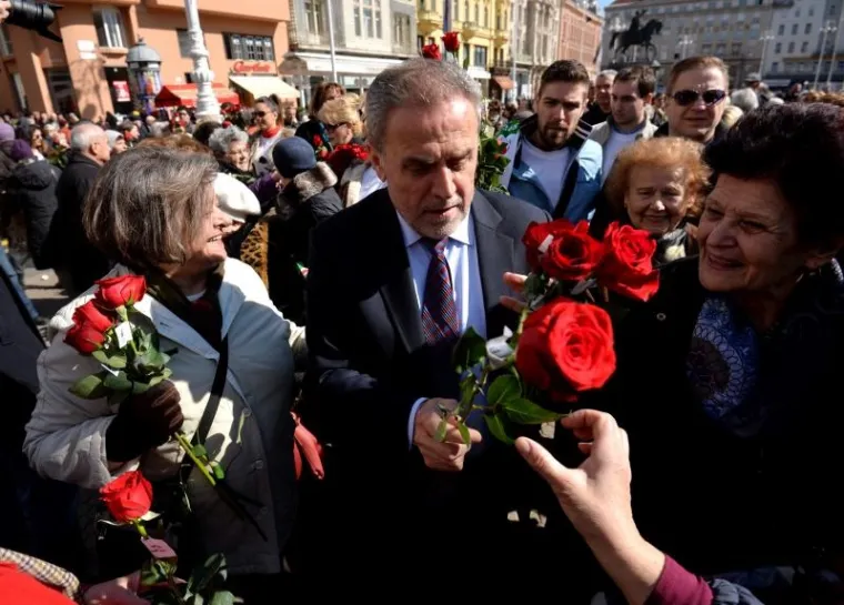 Povodom obilježavanja Dana žena, predsjednik Stranke rada i solidarnosti Milan Bandić, zajedno s aktivisticama Foruma žena Stranke rada i solidarnosti, na glavnom zagrebačkom trgu dijelio je ruže.