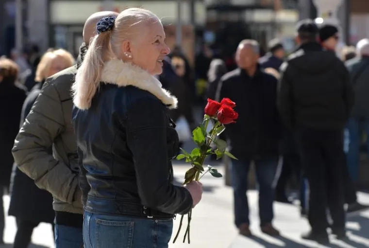 Povodom obilježavanja Dana žena, predsjednik Stranke rada i solidarnosti Milan Bandić, zajedno s aktivisticama Foruma žena Stranke rada i solidarnosti, na glavnom zagrebačkom trgu dijelio je ruže.