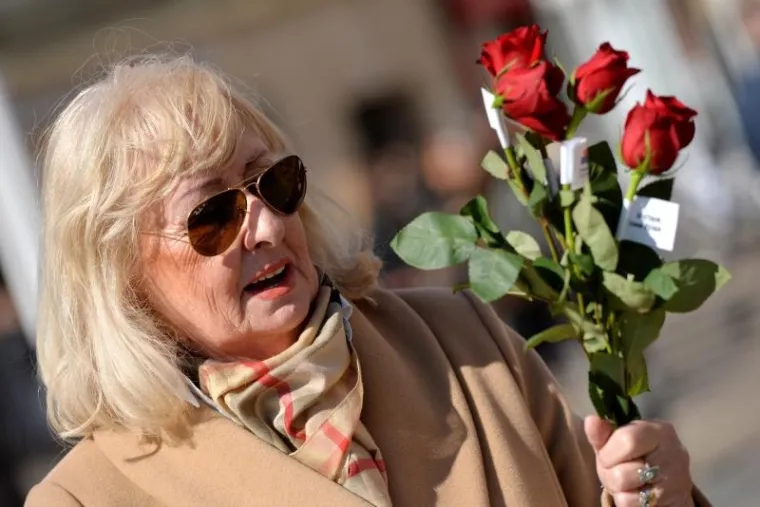 Povodom obilježavanja Dana žena, predsjednik Stranke rada i solidarnosti Milan Bandić, zajedno s aktivisticama Foruma žena Stranke rada i solidarnosti, na glavnom zagrebačkom trgu dijelio je ruže.