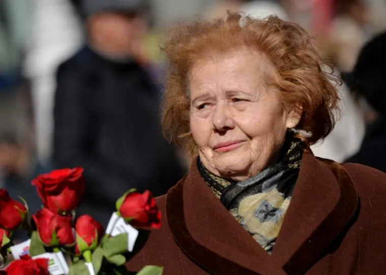 Povodom obilježavanja Dana žena, predsjednik Stranke rada i solidarnosti Milan Bandić, zajedno s aktivisticama Foruma žena Stranke rada i solidarnosti, na glavnom zagrebačkom trgu dijelio je ruže.