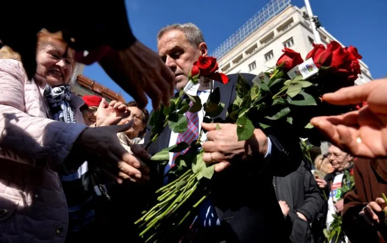 Povodom obilježavanja Dana žena, predsjednik Stranke rada i solidarnosti Milan Bandić, zajedno s aktivisticama Foruma žena Stranke rada i solidarnosti, na glavnom zagrebačkom trgu dijelio je ruže.