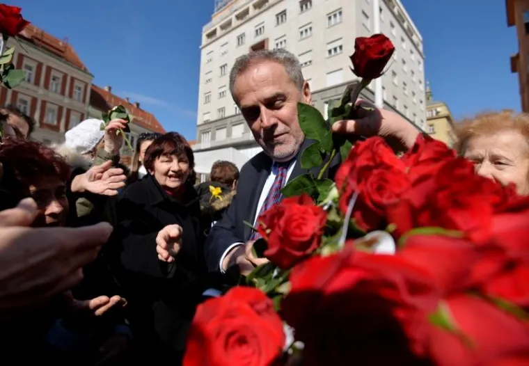 Povodom obilježavanja Dana žena, predsjednik Stranke rada i solidarnosti Milan Bandić, zajedno s aktivisticama Foruma žena Stranke rada i solidarnosti, na glavnom zagrebačkom trgu dijelio je ruže.