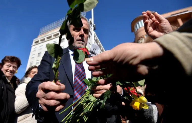 Povodom obilježavanja Dana žena, predsjednik Stranke rada i solidarnosti Milan Bandić, zajedno s aktivisticama Foruma žena Stranke rada i solidarnosti, na glavnom zagrebačkom trgu dijelio je ruže.