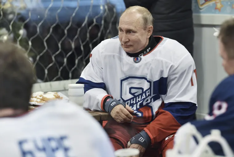 Ruski predsjednik Vladimir Putin zaigrao hokej usred Moskve s ruskim legendama