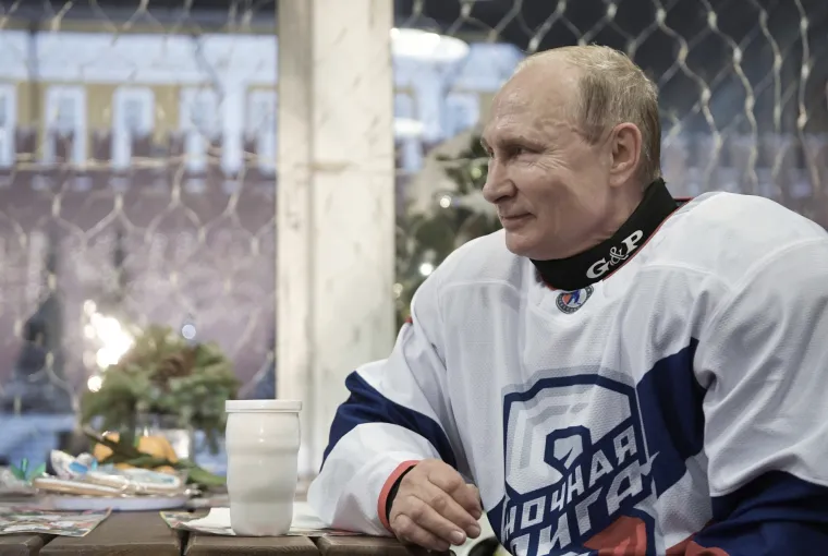 Ruski predsjednik Vladimir Putin zaigrao hokej usred Moskve s ruskim legendama