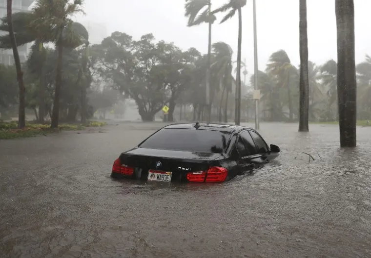 Poplavljen automobil u Miamiju na Floridi.