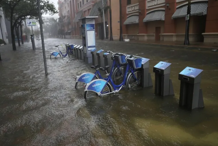 Poplavljena ulica u Miamiju.