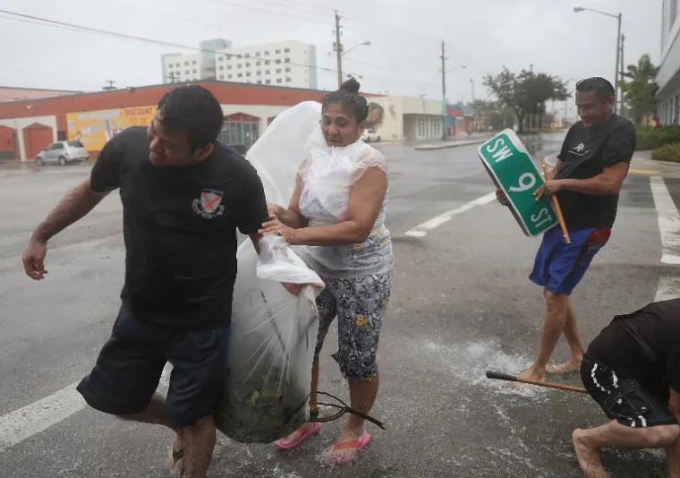 Ljudi čiste ulice nakon razaranja uragana Irma u Miamiju.