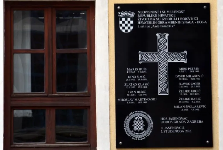 USTAŠKI POZDRAV U JASENOVCU: Ovo je spomen ploča postavljena HOS-ovcima