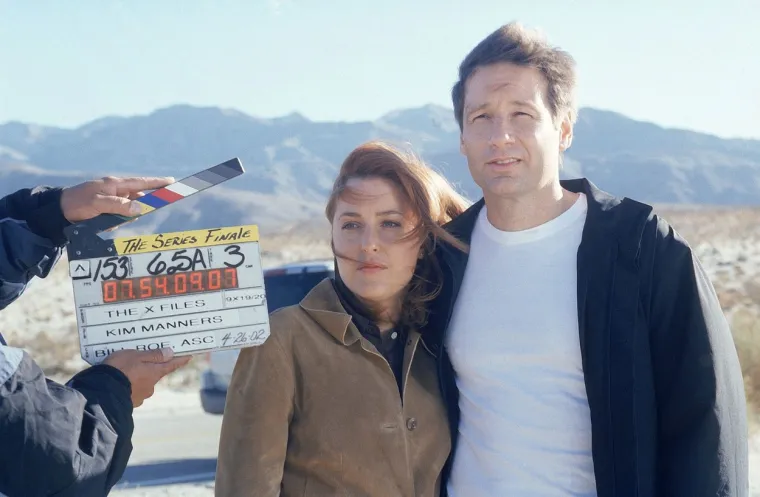 Prošlo je 27 godina od emitiranja prve epizode kultne znanstveno-fantastične serije "Dosjei X (The X-Files)". Pronicljivu detektivku Danu Scully tumačila je glumica Gillian Anderson (52), a detektiva Foxa Muldera koji se više oslanja na svoje šesto čulo utjelovio je David Duchovny (60). Oboje su tada bili u svojim tridesetima. Foto: Profimedia