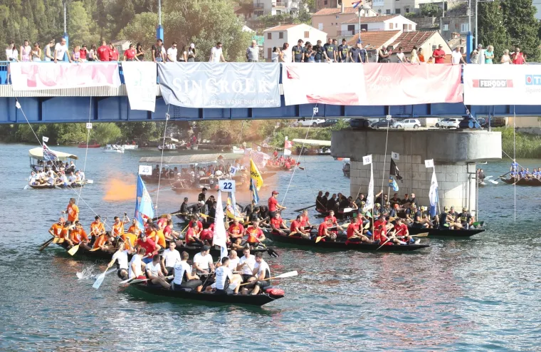 Počeo 23. Maraton lađa na Neretvi: Milanović s posebnog broda označio početak utrke