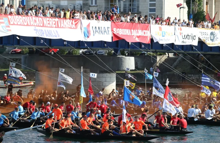 Počeo 23. Maraton lađa na Neretvi: Milanović s posebnog broda označio početak utrke