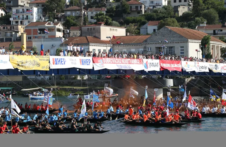 Počeo 23. Maraton lađa na Neretvi: Milanović s posebnog broda označio početak utrke
