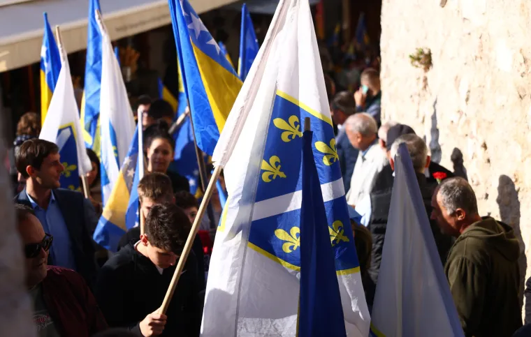 Uz sirene i simboličnim skokom u 10 sati i 16 minuta prisjetili se rušenja Starog mosta