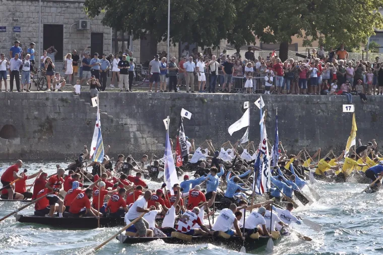 Počeo 23. Maraton lađa na Neretvi: Milanović s posebnog broda označio početak utrke