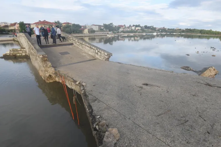 IZVANREDNO STANJE U NINU: Bujica vode srušila oba mosta koja povezuju stari grad
