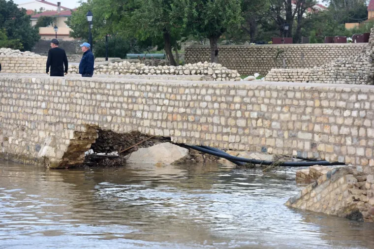 IZVANREDNO STANJE U NINU: Bujica vode srušila oba mosta koja povezuju stari grad