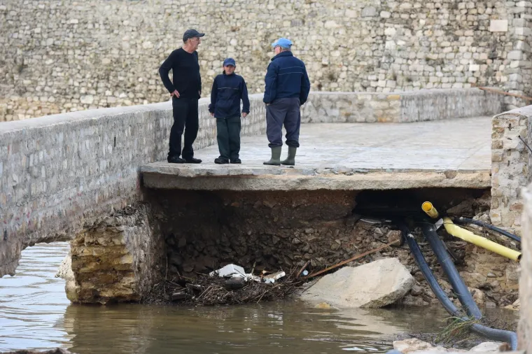 IZVANREDNO STANJE U NINU: Bujica vode srušila oba mosta koja povezuju stari grad