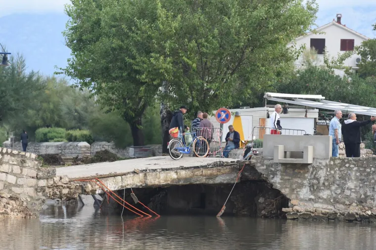 IZVANREDNO STANJE U NINU: Bujica vode srušila oba mosta koja povezuju stari grad