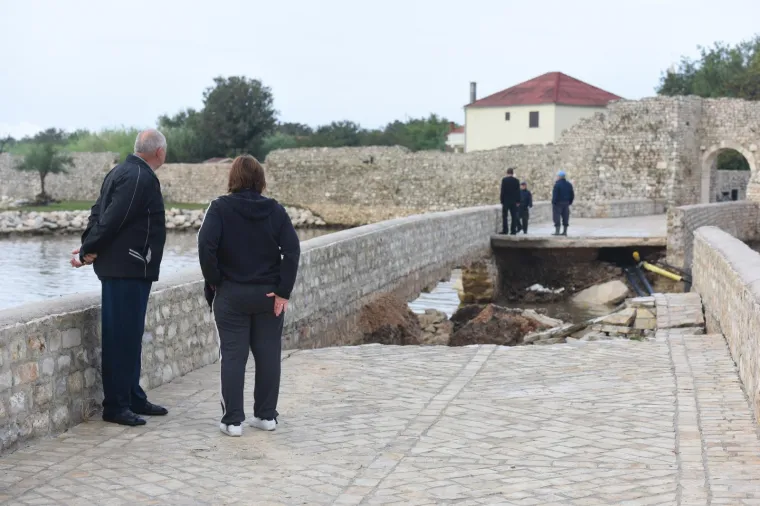 IZVANREDNO STANJE U NINU: Bujica vode srušila oba mosta koja povezuju stari grad