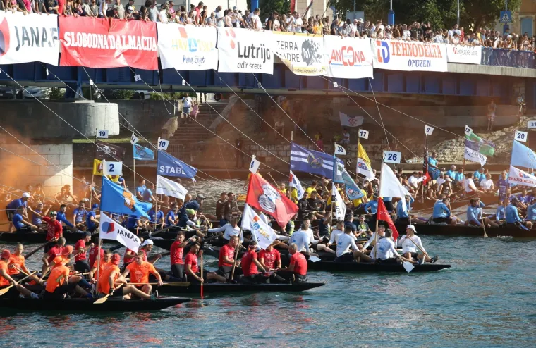 Počeo 23. Maraton lađa na Neretvi: Milanović s posebnog broda označio početak utrke