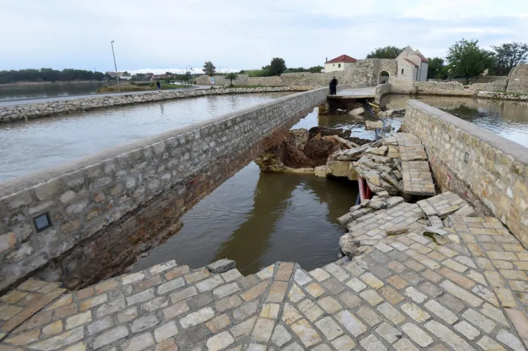 IZVANREDNO STANJE U NINU: Bujica vode srušila oba mosta koja povezuju stari grad