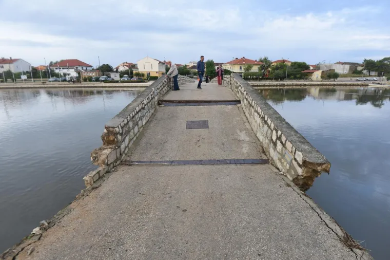 IZVANREDNO STANJE U NINU: Bujica vode srušila oba mosta koja povezuju stari grad