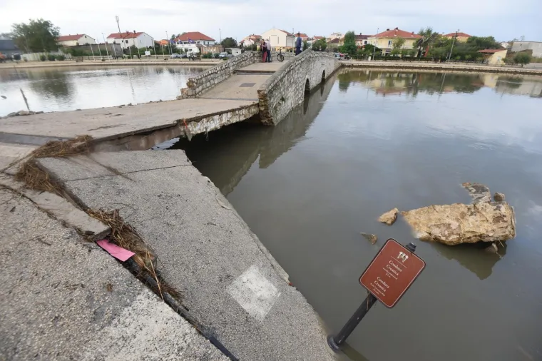 IZVANREDNO STANJE U NINU: Bujica vode srušila oba mosta koja povezuju stari grad
