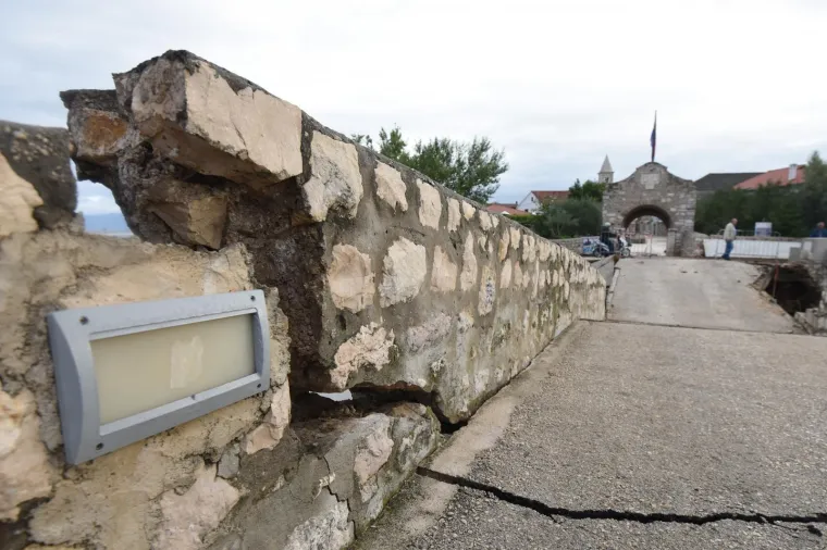 IZVANREDNO STANJE U NINU: Bujica vode srušila oba mosta koja povezuju stari grad