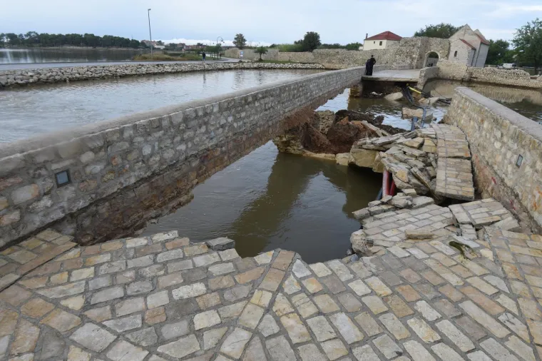 IZVANREDNO STANJE U NINU: Bujica vode srušila oba mosta koja povezuju stari grad
