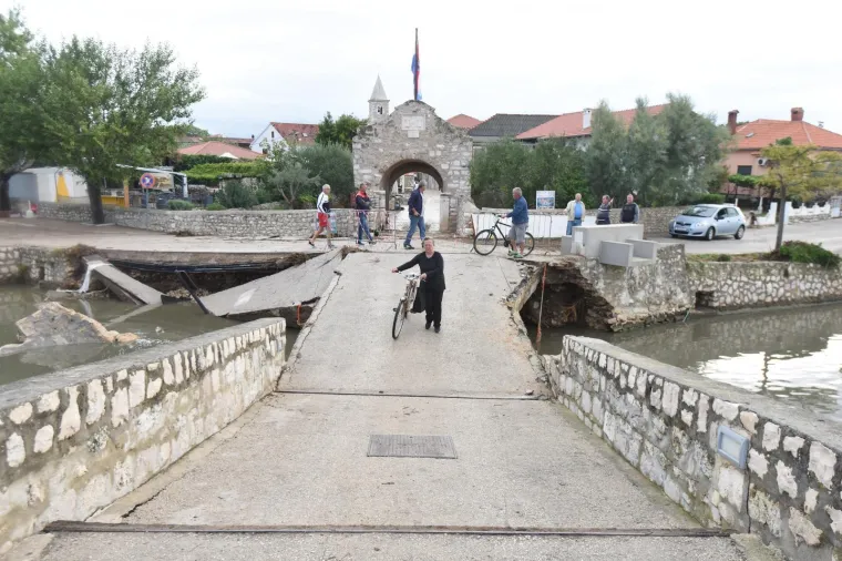 IZVANREDNO STANJE U NINU: Bujica vode srušila oba mosta koja povezuju stari grad
