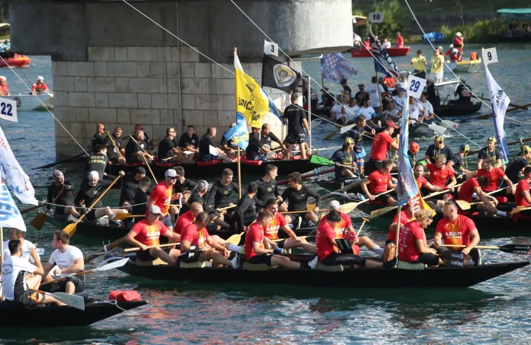Počeo 23. Maraton lađa na Neretvi: Milanović s posebnog broda označio početak utrke