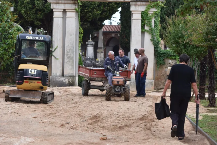 POTOPLJENO GRADSKO GROBLJE U ZADRU: Radnici saniraju štetu nakon poplave kako bi ga osposobiti za pokope