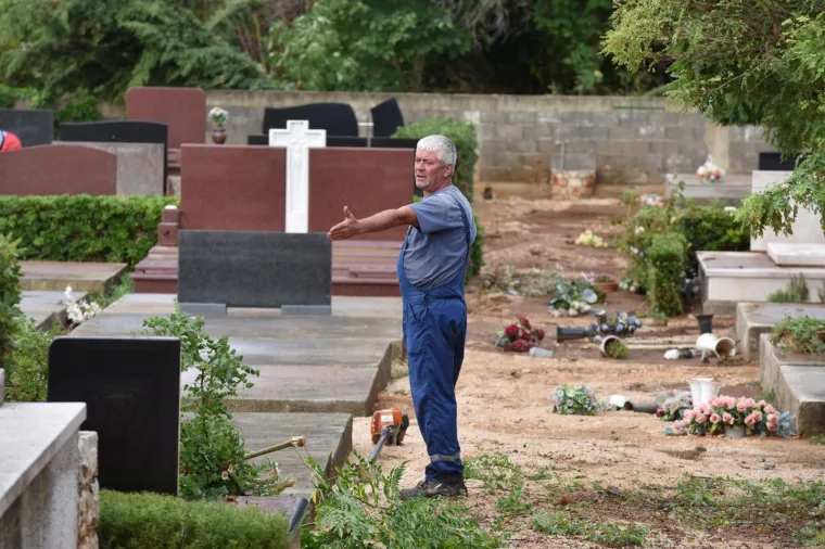 POTOPLJENO GRADSKO GROBLJE U ZADRU: Radnici saniraju štetu nakon poplave kako bi ga osposobiti za pokope