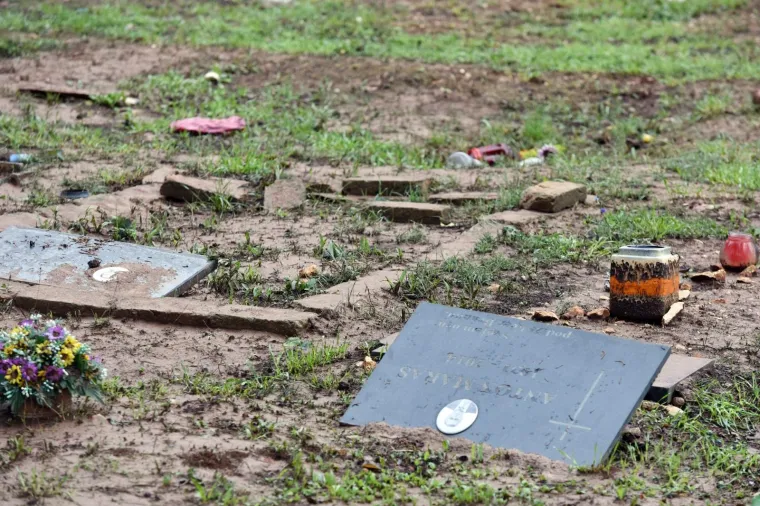 POTOPLJENO GRADSKO GROBLJE U ZADRU: Radnici saniraju štetu nakon poplave kako bi ga osposobiti za pokope