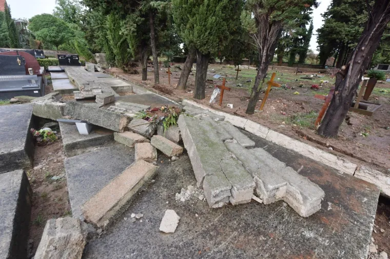 POTOPLJENO GRADSKO GROBLJE U ZADRU: Radnici saniraju štetu nakon poplave kako bi ga osposobiti za pokope