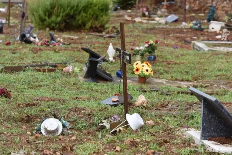 POTOPLJENO GRADSKO GROBLJE U ZADRU: Radnici saniraju štetu nakon poplave kako bi ga osposobiti za pokope