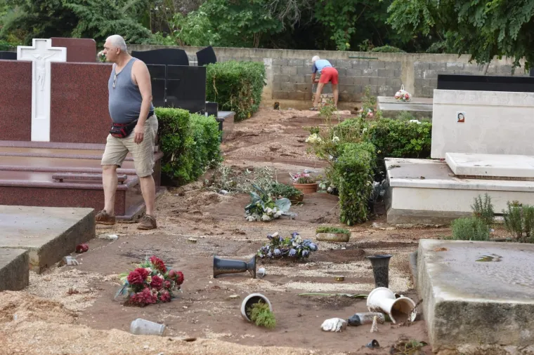 POTOPLJENO GRADSKO GROBLJE U ZADRU: Radnici saniraju štetu nakon poplave kako bi ga osposobiti za pokope