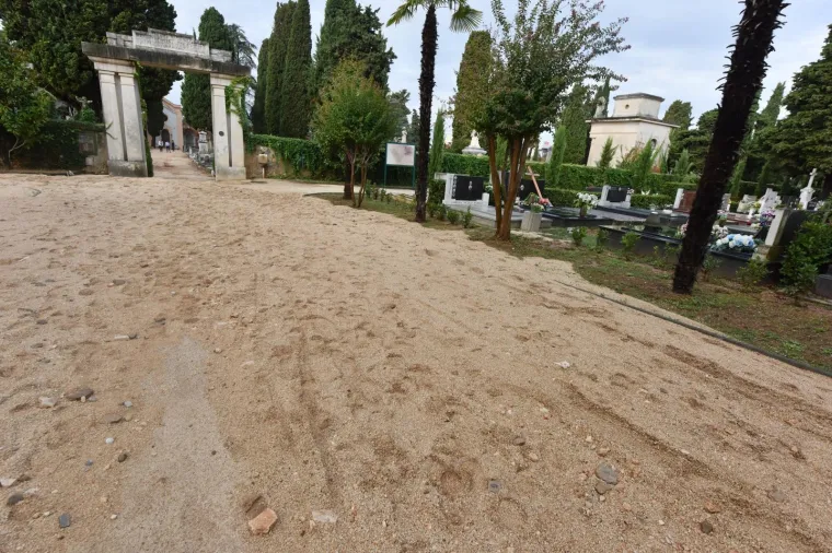 POTOPLJENO GRADSKO GROBLJE U ZADRU: Radnici saniraju štetu nakon poplave kako bi ga osposobiti za pokope